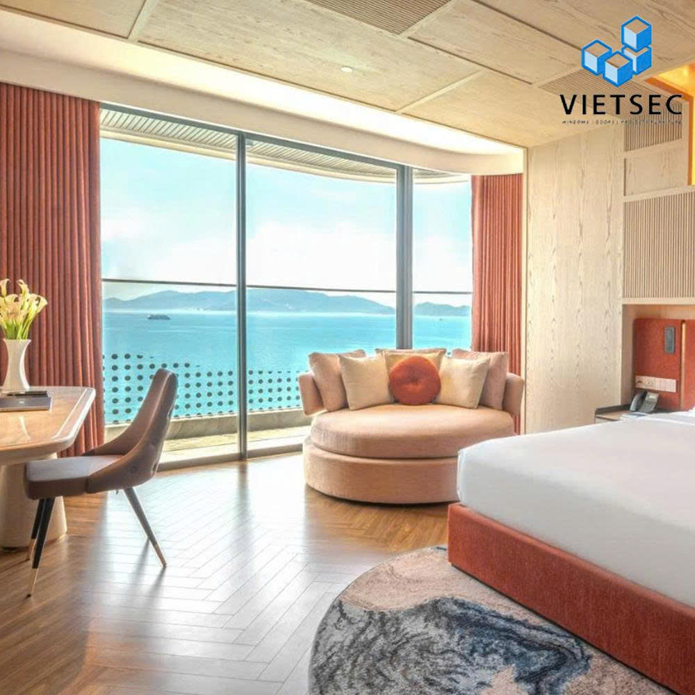 Vách kính trong suốt nhìn ra biển xanh từ phòng ngủ khách sạn 5 sao